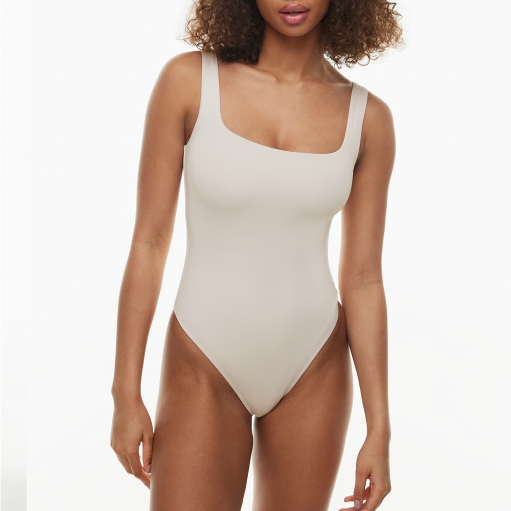 Babaton Contour Squareneck Bodysuit